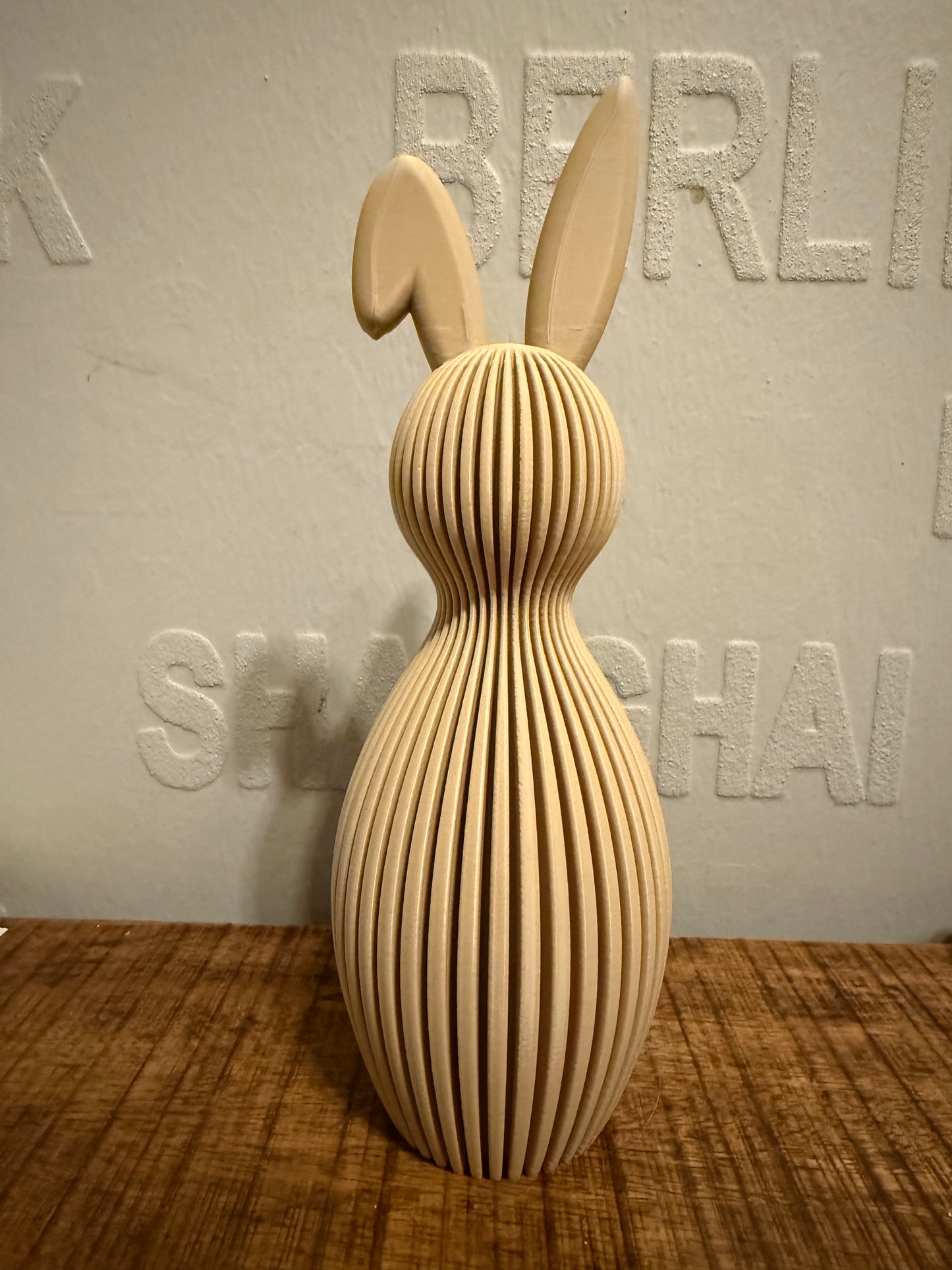 Deko-Osterhase mit abgeknicktem Ohr