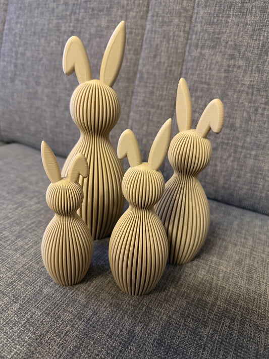 Deko-Osterhase mit abgeknicktem Ohr