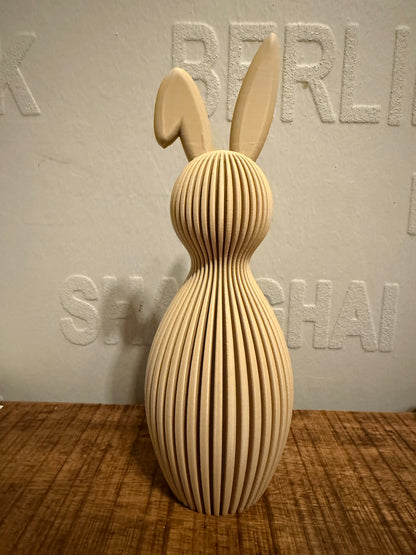 Deko-Osterhase mit abgeknicktem Ohr